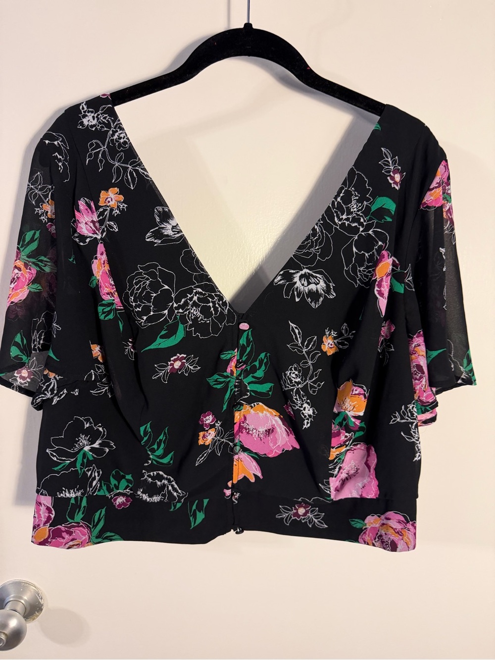 torrid Black Floral V-Neck Button-Front crop blouse size 1